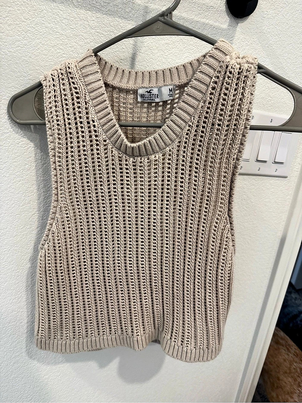 Hollister Knit Sweater Vest in Beige Size Medium Like New
